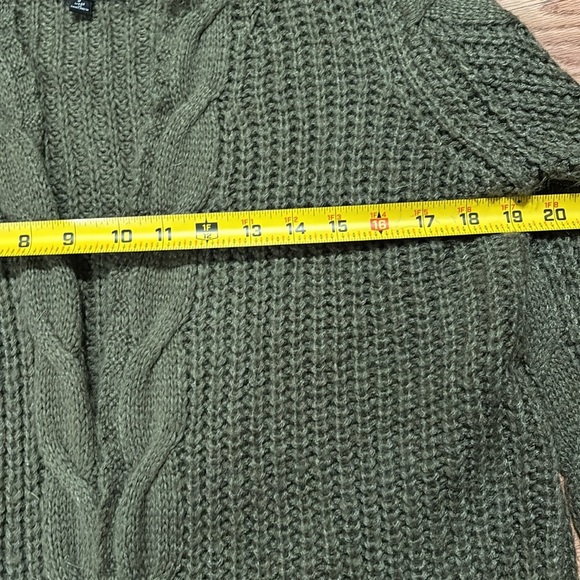 Derek 🩵 Heart cardigan- dark green size small warm and very comfortable - Picture 4 of 6